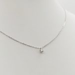 Fehér arany nyaklánc gyémánt medállal