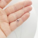 Fehér arany nyaklánc gyémánt medállal