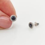 Fehér arany fülbevaló gyémánttal és zafírral