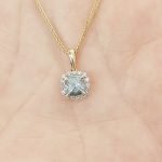 Sárga arany medál gyémánttal és topázzal