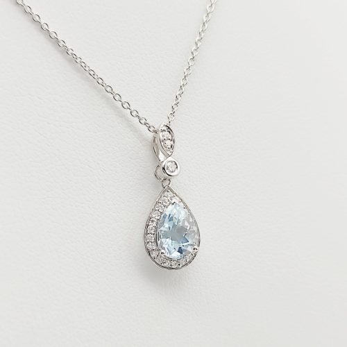 Fehér arany medál gyémánttal és topázzal