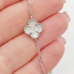 Ezüst karlánc gyöngyház lóhere medállal