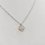 Ezüst nyaklánc kis gyöngyház lóhere medállal