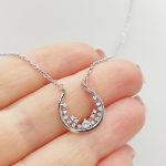 Ezüst nyaklánc modern köves félkör medállal