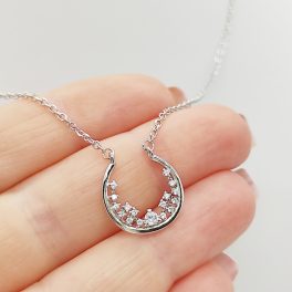 Ezüst nyaklánc modern köves félkör medállal