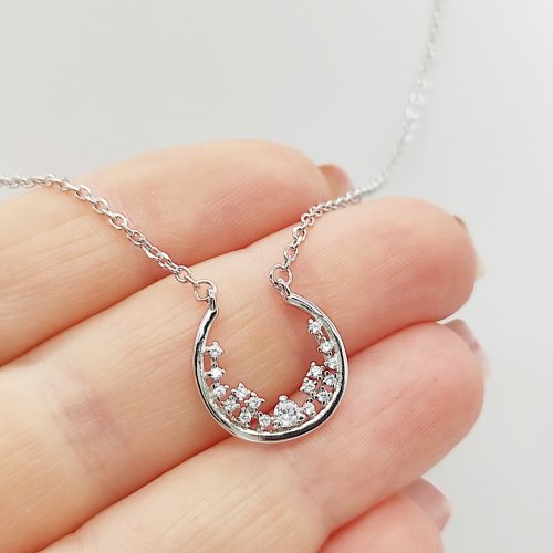 Ezüst nyaklánc modern köves félkör medállal