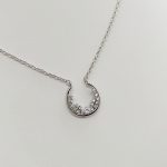 Ezüst nyaklánc modern köves félkör medállal