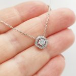 Fehér arany nyaklánc szögletes köves medállal