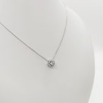 Fehér arany nyaklánc szögletes köves medállal