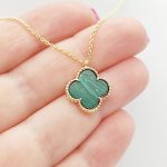 Aranyozott ezüst nyaklánc nagy zöld lóhere medállal