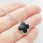 Ezüst nyaklánc nagy fekete lóhere medállal
