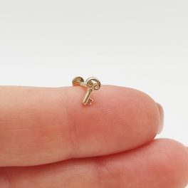 Sárga arany talpas fülcimpa piercing - kulcs