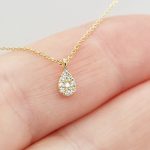 Sárga arany nyaklánc gyémánt csepp medállal