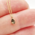 Sárga arany nyaklánc gyémánt csepp medállal