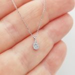 Fehér arany nyaklánc gyémánt csepp medállal