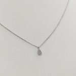 Fehér arany nyaklánc gyémánt csepp medállal