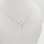 Fehér arany nyaklánc gyémánt csepp medállal