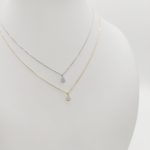 Fehér arany nyaklánc gyémánt csepp medállal