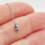 Fehér arany nyaklánc gyémánt csepp medállal