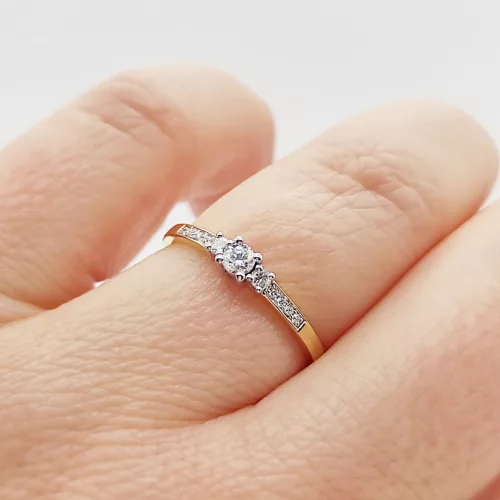 Sárga-fehér arany gyűrű gyémánttal