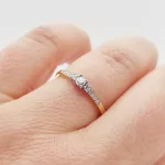 Sárga-fehér arany gyűrű gyémánttal