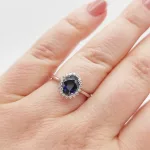 Fehér arany gyűrű zafírral és gyémánttal