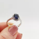 Fehér arany gyűrű zafírral és gyémánttal