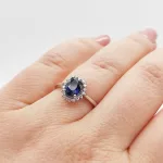 Fehér arany gyűrű zafírral és gyémánttal