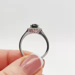 Fehér arany gyűrű zafírral és gyémánttal