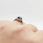 Fehér arany gyűrű zafírral és gyémánttal