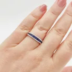 Fehér arany gyűrű gyémánttal és zafírral