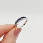 Fehér arany gyűrű gyémánttal és zafírral