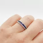 Fehér arany gyűrű gyémánttal és zafírral