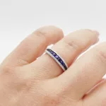 Fehér arany gyűrű gyémánttal és zafírral