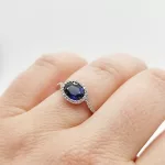 Fehér arany gyűrű zafírral és gyémánttal