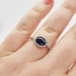 Fehér arany gyűrű zafírral és gyémánttal