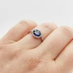 Fehér arany gyűrű zafírral és gyémánttal