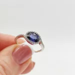 Fehér arany gyűrű zafírral és gyémánttal