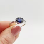 Fehér arany gyűrű zafírral és gyémánttal