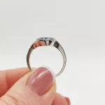 Fehér arany gyűrű zafírral és gyémánttal