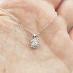 Fehér arany nyaklánc gyémánt medállal