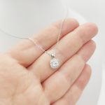 Fehér arany nyaklánc gyémánt medállal