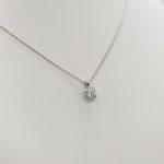 Fehér arany nyaklánc gyémánt medállal