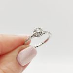 Fehér arany gyűrű gyémánttal