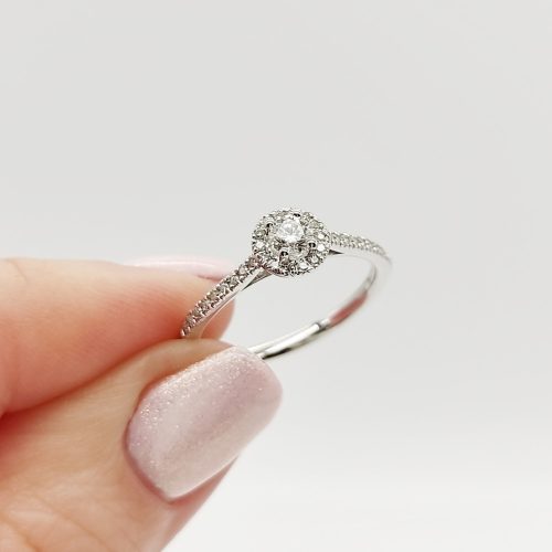 Fehér arany gyűrű gyémánttal