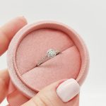 Fehér arany gyűrű gyémánttal