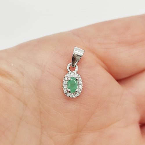 Ezüst medál smaragddal és cirkóniákkal