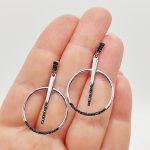 Ezüst fülbevaló fekete cirkóniákkal