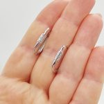 Ezüst szögletes karika fülbevaló cirkóniákkal