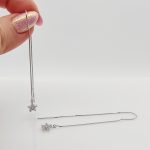 Ezüst átfűzős fülbevaló virággal